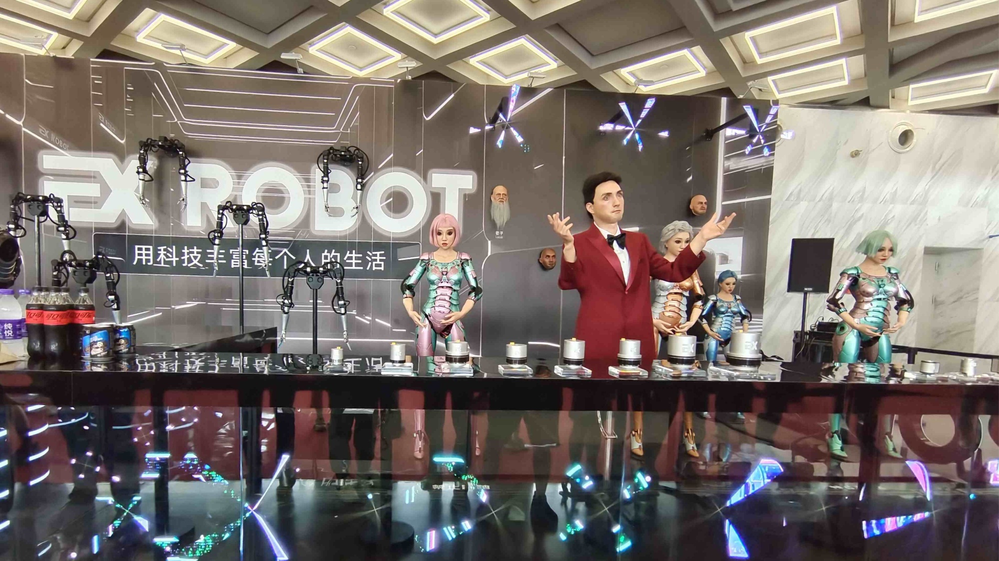 尊龙凯时人生就是博·(中国)官网超仿真、能行走、会投篮……多款人形机器人亮相20(图1)