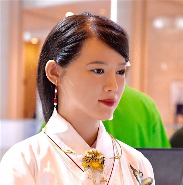 尊龙凯时,人生就是搏中国18岁美女机器人诞生外形靓丽似真人性能不输日本机器人(图5)